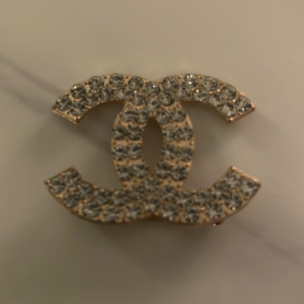 Gold CC brooch with sparkling cubic Zirconias